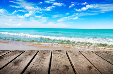 Obraz na płótnie Canvas playa con olas en el mediterraneo