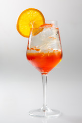 Cocktail con ghiaccio in un bicchiere a calice su sfondo bianco