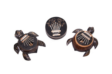 Obraz premium Musical instrument Kalimba. Close-up. Isolated on white background. Tsantsa, Sanza, Mbira, Mbila, Ndimba, Lukembu, Lala, Malimba, Carimba, Ndandi, Izhari, Mganga, Selimba.