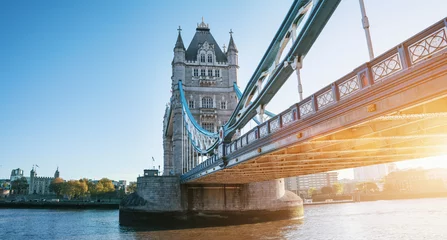Abwaschbare Fototapete London Die London Tower Bridge bei Sonnenaufgang