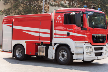 Fototapeta premium camion rosso parcheggiato nel cortile