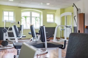 Fitnessstudio mit Geräten