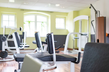 Fitnessstudio mit Geräten