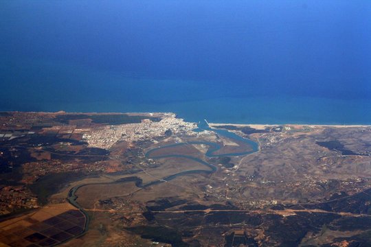 Larache desde el aire en la costa africana (Marruecos).