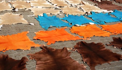 Fototapeta premium Pieles curtidas y tintadas secándose al sol en Marrakech, Marruecos.