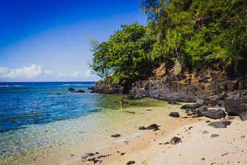 Tropischer Strand auf Kauai, Hawaii