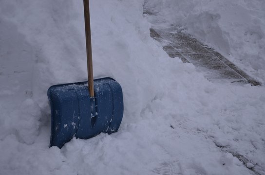 Schneeschaufel - Schneeschippe steckt in Schneewehe