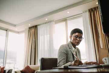 Obraz premium CEO doing business from hotel room