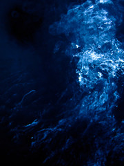 Abstracto, azul, celeste y blanco con fondo negro.