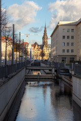 Fototapeta premium Wasserstadt Leipzig-Fluss Pleisenmühlgraben,Schleussenanlagen,Wohnhäuser und Baustelle im Hintergrund