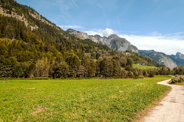 Obraz premium Mountains in the alps of France on a cloudy day