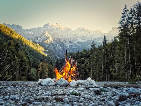 Lagerfeuer in der Wildnis