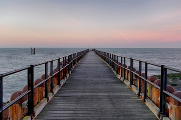 Fototapeta premium Sonnenaufgang am Strand in Westkapelle, Zeeland