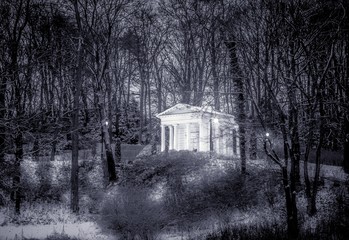 Świątynia Sybilli w Łazienkach Królewskich w Warszawie © Henryk Niestrój