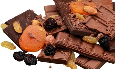 Dark, milk and white chocolate candies / pralines / truffles