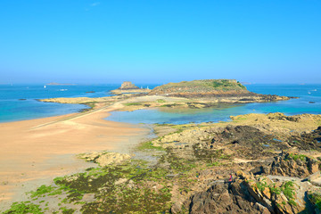 Vista Paisaje Marino de la Isla de Grand Be, Lugar de la Tumba del Escritor Chateaubriand, y del Fuerte y la Isla de Petit Be, desde la Muralla Costera de la Ciudad de Saint Malo, Bretaña, Francia
