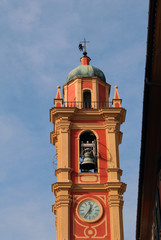Campanile campana e orologio con cielo azzurro