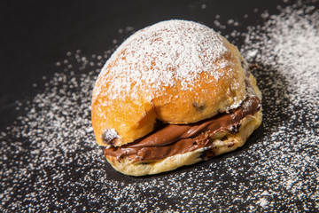 Dolce ripieno di crema al cioccolato