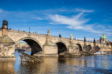 Obraz premium PRAGUE, CZECH REPUBLIC - APRIL, 2018: The medieval Charles Bridge over the Vltava river in Prague city