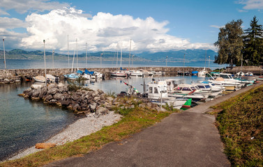 Fototapeta na wymiar Leman lake in the Swiss city of Geneva on a cloudy day