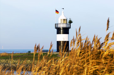 historischer Leuchtturm an der Nordseeküste in Wremen bei Bremerhaven, beliebtes Reiseziel und Standesamt am Kutterhafen
