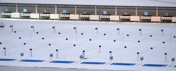 Nummerierte Schießbahnen beim Biathlon