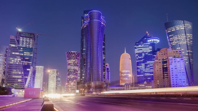 Tr&aacute;fico nocturno en Doha, Qatar.