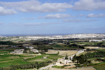 Fototapeta na wymiar Blick von der historischen Stadtmauer Mdina Richtung Valletta