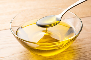 オリーブオイルをすくう