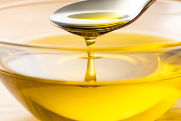 オリーブオイルをすくう