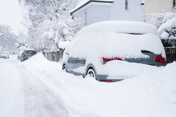 Eingeschneite Autos, Wintereinbruch 