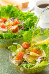 サラダにオリーブ油をかける