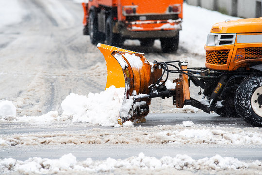 Schneepflug räumt die Straßen in der Stadt, Winterdienst 