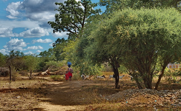 Mutter und Kind in einem Dorf in der mosambikanischen Provinz Gaza