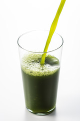 青汁をグラスにいれる