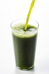 青汁をグラスにいれる