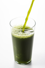 青汁をグラスにいれる
