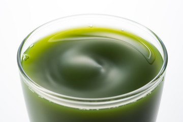 透明のグラスに青汁のアップ