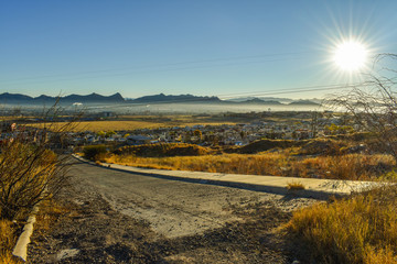 Paisaje urbano con día soleado en la mañana