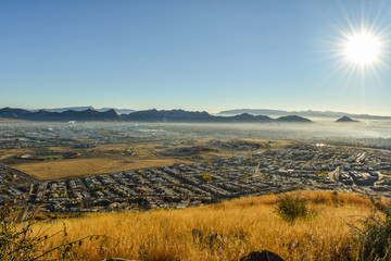 Paisaje urbano con día soleado en la mañana