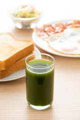 朝食と野菜ジュース