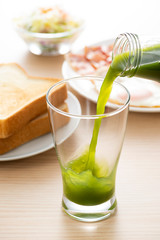 朝食と野菜ジュース