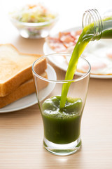 朝食と野菜ジュース