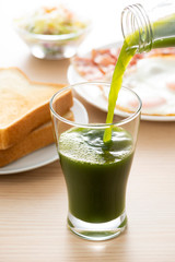 朝食と野菜ジュース