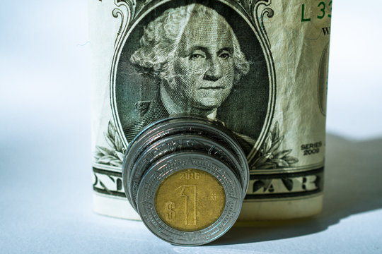 Intercambio de monedas de M&eacute;xico y de Estados Unidos.