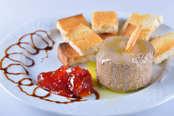 Paté con mermelada y tostadas