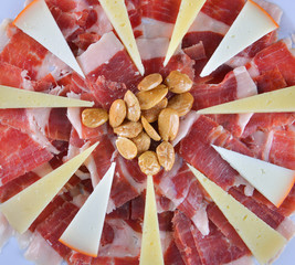 Plato de Jamon serrano y queso con almendras 