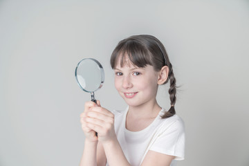 虫眼鏡を持つ少女