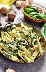 Penne pasta with spinach, gorgonzola cheese and walnuts