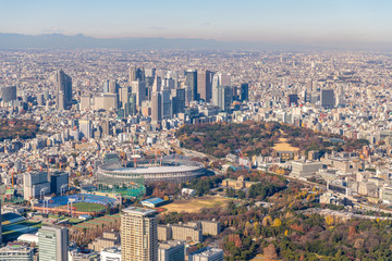 建設中の新国立劇場と新宿ビル群の空撮
